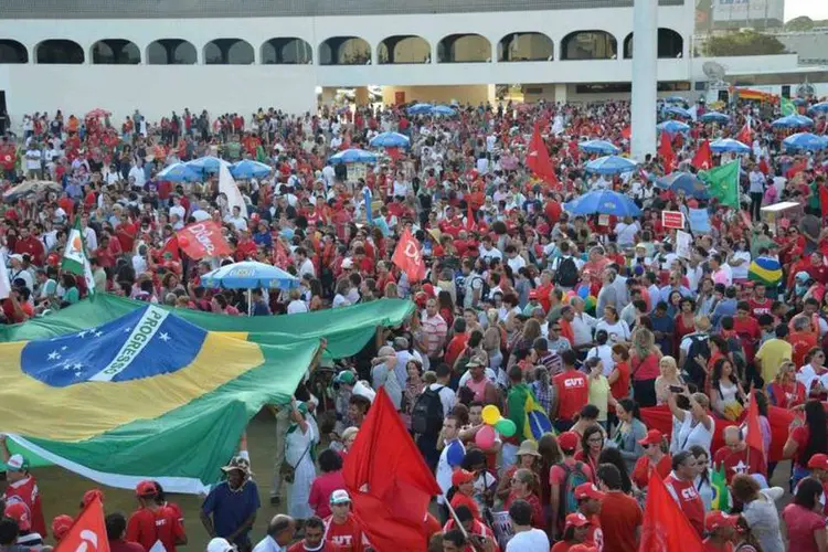 
	Contra o impeachment: os participantes do ato come&ccedil;aram a chegar em Bras&iacute;lia pela manh&atilde; em caravanas vindas de v&aacute;rios estados do pa&iacute;s
 (Agência Brasil/Fabio Rodrigues Pozzebom)