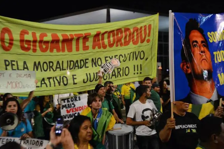 
	Protesto contra Teori Zavascki em frente ao STF: manifestantes fizeram um caix&atilde;o simbolizar enterro de ministro, do pr&oacute;prio STF e do PT.
 (Wilson Dias/Agência Brasil)