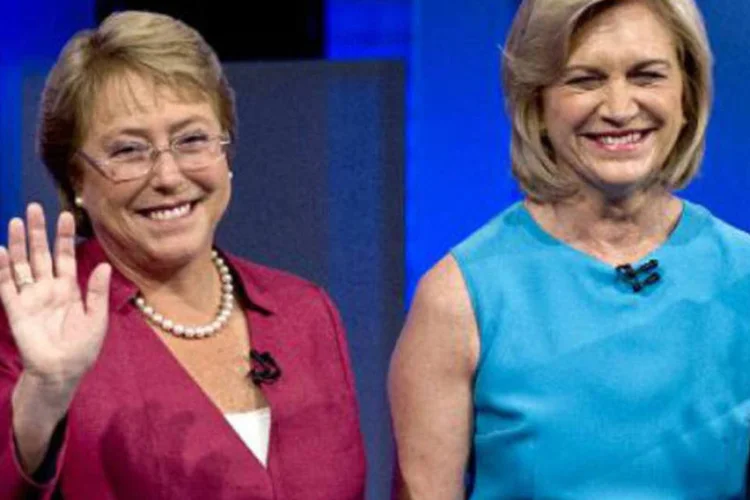 
	Michelle Bachelet e Evelyn Matthei: economista Evelyn Matthei &nbsp;&eacute; a esperan&ccedil;a da direita para vencer as elei&ccedil;&otilde;es deste domingo contra Bachelet
 (AFP)