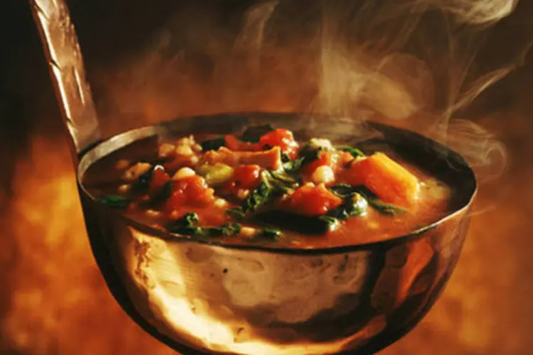 Sopa para o inverno: para nutricionistas, é importante lembrar que é possível comer bem e de maneira saudável (Getty Images)