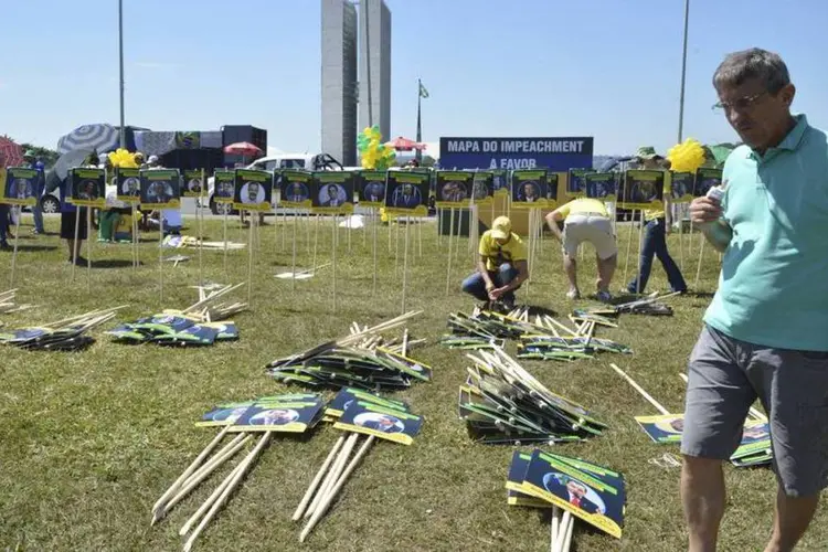 
	Manifestantes colocam &quot;mapa do impeachment&quot; em frente ao Congresso
 (Agência Brasil)