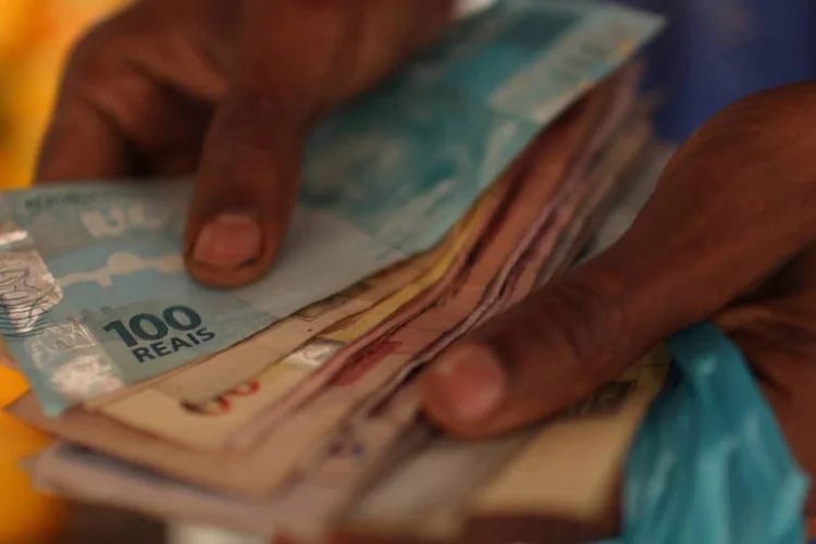
	Notas de Real:&nbsp;despesas com pagamento de juros da d&iacute;vida somaram R$ 21,87 bilh&otilde;es em agosto, com leve decl&iacute;nio em rela&ccedil;&atilde;o a julho, quando foram gastos R$ 23,39 bilh&otilde;es
 (Dado Galdieri)
