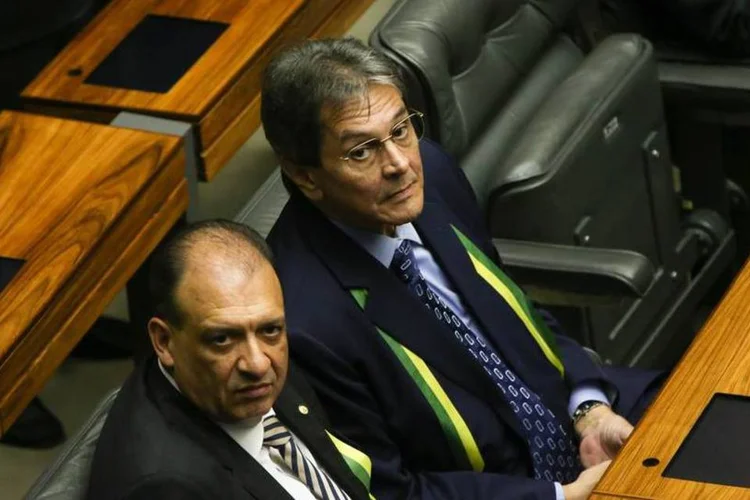 Delator do mensalão, Roberto Jefferson (dir.) acompanha na plenária a votação do processo do impeachment de Dilma Rousseff na Câmara dos Deputados (Agência Brasil/Marcelo Camargo)