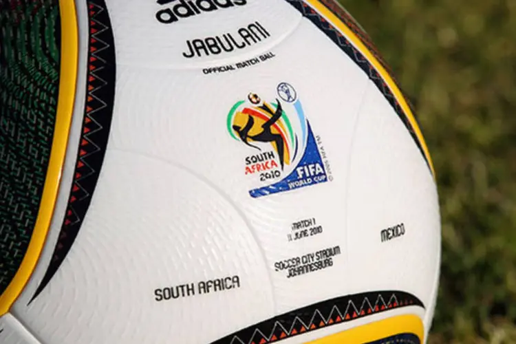 
	Logo da Adidas em bola da Copa do Mundo: marca disse que est&aacute; contando com a Copa do Mundo no Brasil no pr&oacute;ximo ano para impulsionar as vendas
 (Clive Rose/Getty Images for adidas)