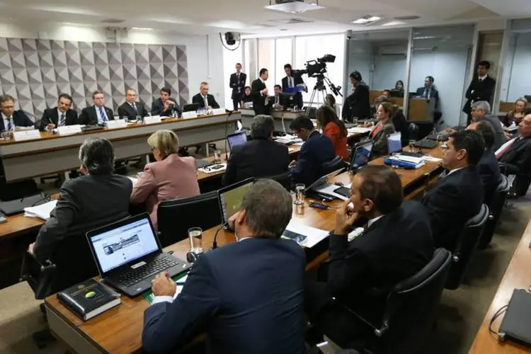 
	Comiss&atilde;o: a senadora Gleisi Hoffmann questionou o fato de ontem o relator ter se ausentado para escrever seu voto
 (Agência Brasil/Marcelo Camargo)