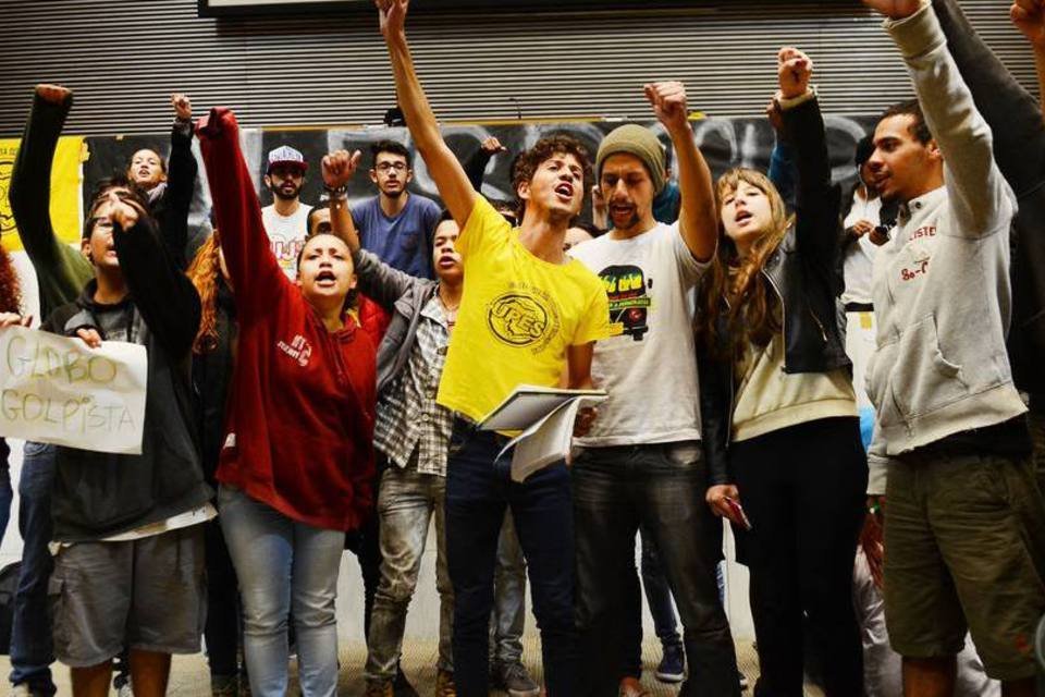 PM dispersa estudantes com gás de pimenta na CPI da Merenda