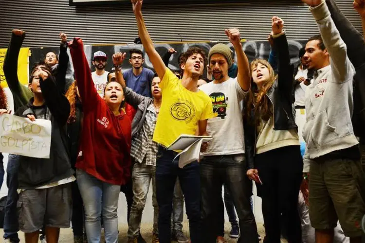 
	Estudantes ocupam Alesp: secundaristas protestam pela cria&ccedil;&atilde;o de uma CPI que investigue esquema de fraudes nas licita&ccedil;&otilde;es de merendas escolares.
 (Agência Brasil/Rovena Rosa)