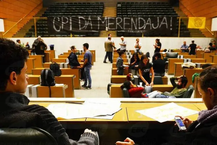 
	Estudantes ocupam Assembleia Legislativa de S&atilde;o Paulo (Alesp) para pedir CPI da merenda, para apurar fraude em licita&ccedil;&atilde;o e superfaturamento na compra da merenda pelo governo Geraldo Alckmin
 (Agência Brasil/Rovena Rosa)