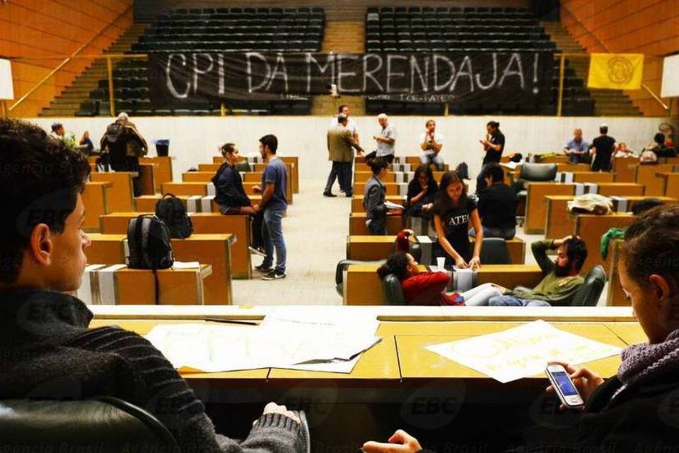Com 24h para sair da Alesp, alunos buscam apoio para CPI