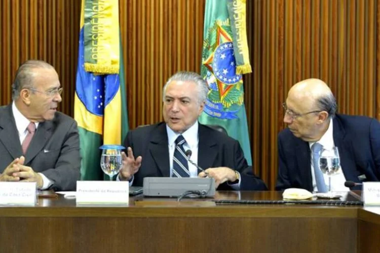 
	Eliseu Padilha, Michel Temer e Henrique Meirelles: governo interino j&aacute; sofre press&atilde;o de representantes de patr&otilde;es e empregados contra medidas econ&ocirc;micas.
 (Agência Brasil/José Cruz)
