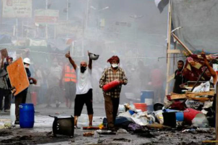 
	Partid&aacute;rios de Mohamed Mursi enfrentam For&ccedil;as de Seguran&ccedil;a: al&eacute;m dos 149 civis, 43 policiais morreram em choques com manifestantes, informou o ministro de Interior Mohammed Ibrahim
 (AFP)