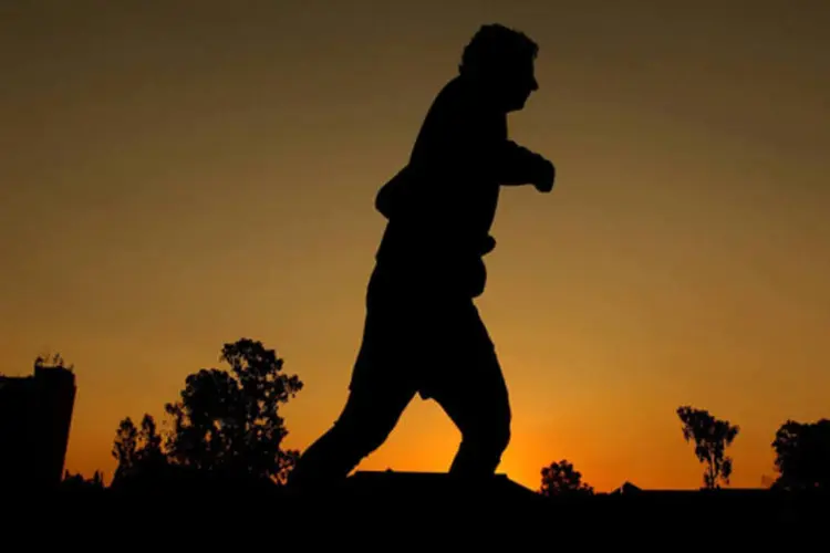 Homem correndo durando o por do sol: saber qual é a melhor hora do dia para realizar determinadas corridas pode aumentar seu aproveitamento (.)