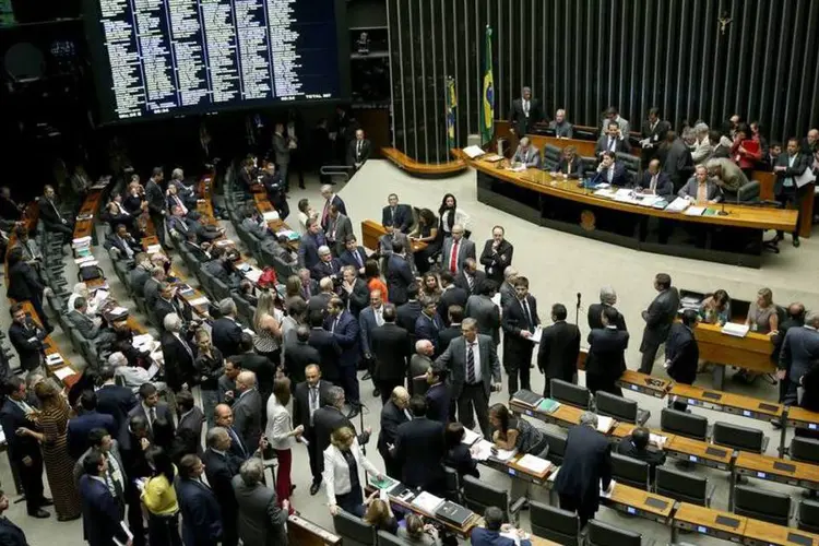 Plenário da Câmara: deputados aprovaram medida que permite que recursos de educação, saúde e previdência sejam usados em outras áreas (Agência Brasil/Wilson Dias)