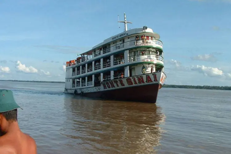 Barco navega no Rio Amazonas: o prêmio é compartilhado por nove países latino-americanos nos quais o rio está presente (Pontanegra/Wikimedia Commons)