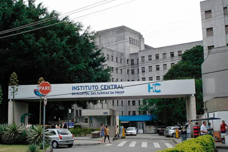 
	Entrada do Hospital das Cl&iacute;nicas de S&atilde;o Paulo: segundo o HC, cirurgia menos invasiva reduz risco de complica&ccedil;&otilde;es no procedimento e paciente recebe alta no mesmo dia
 (Maxpana3/Wikimedia Commons)