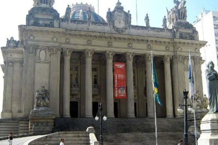 
	O Pal&aacute;cio Tiradentes est&aacute; sob forte esquema de seguran&ccedil;a. Os policiais militares protegem principalmente a entrada principal do pr&eacute;dio
 (Creative Commons)
