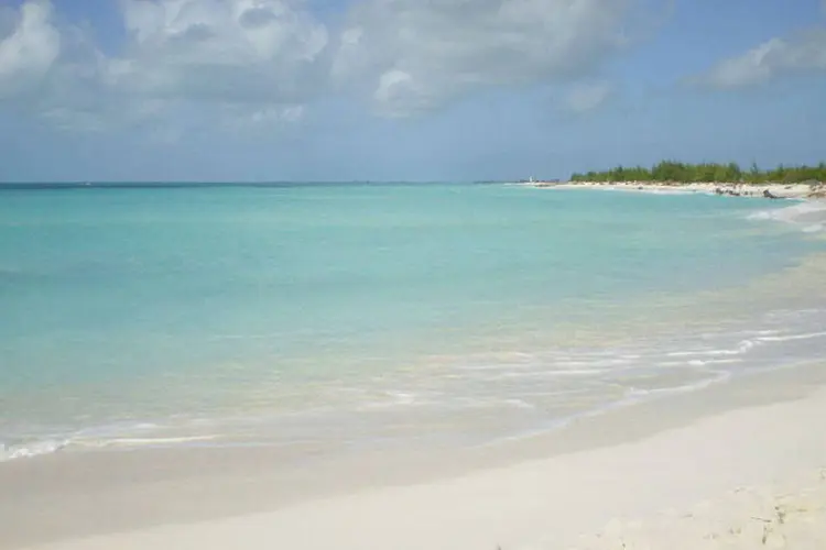 
	Playa Paraiso, Cuba: muitas das empresas t&ecirc;m rela&ccedil;&atilde;o com a ind&uacute;stria tur&iacute;stica do pa&iacute;s
 (Wikimedia Commons)