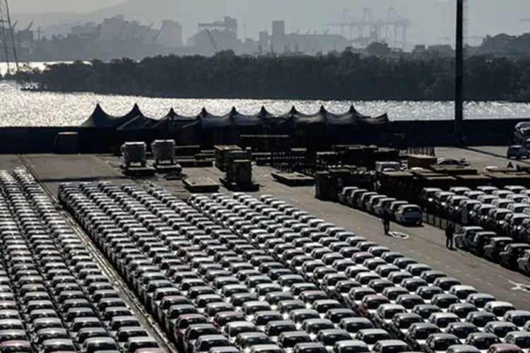 
	Carros estacionados no Porto de Santos: o que preocupa as empresas &eacute; a queda no ritmo de venda dos autom&oacute;veis
 (Paulo Fridman/Bloomberg)