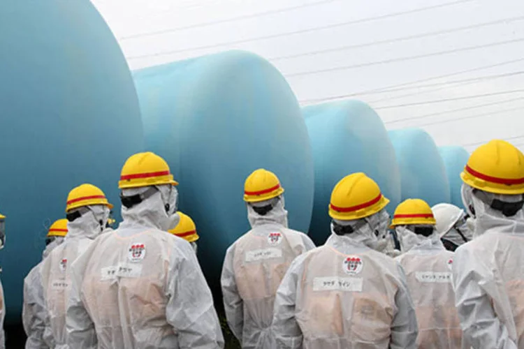 Inspetores da Agência Internacional de Energia Atômica observam reator da central nuclear de Fukushima (Nuclear Regulation Authority via Bloomberg)