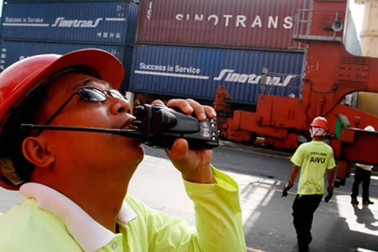 Trabalhador comunica sobre containers em porto de Manila, nas Filipinas: no acumulado do ano, o déficit comercial aumentou para US$ 4,03 bilhões (Enrique Soriano/Bloomberg News)