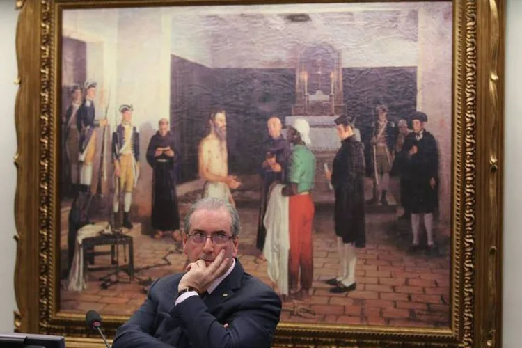 Eduardo Cunha, de costas para o quadro "Tiradentes ante o carrasco", recebeu visita de um fã de seis anos de idade (Agência Brasil/Fabio Rodrigues Pozzebom)