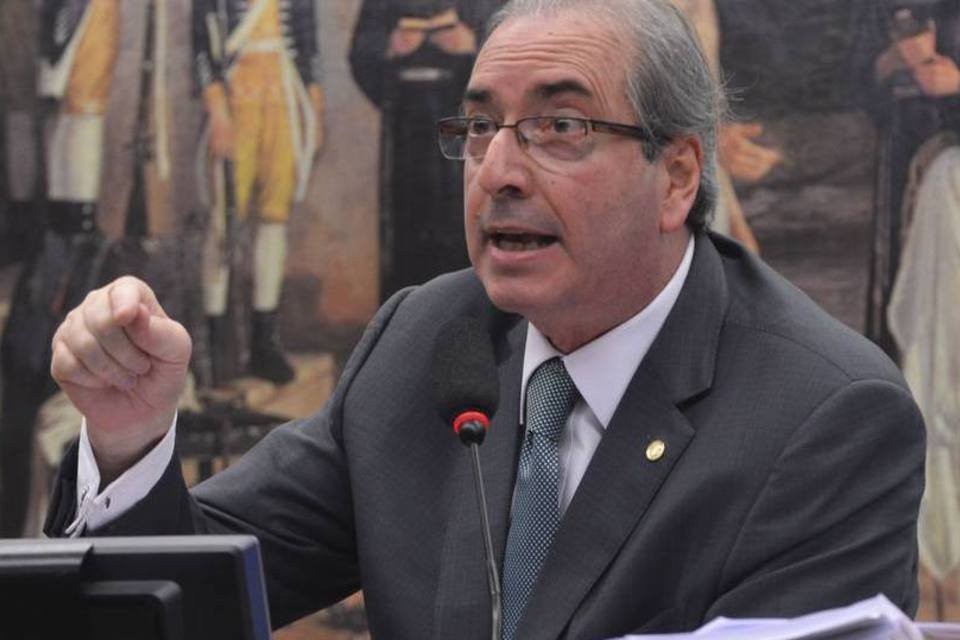 Rasura em parecer é "falta de respeito", diz Cunha na CCJ