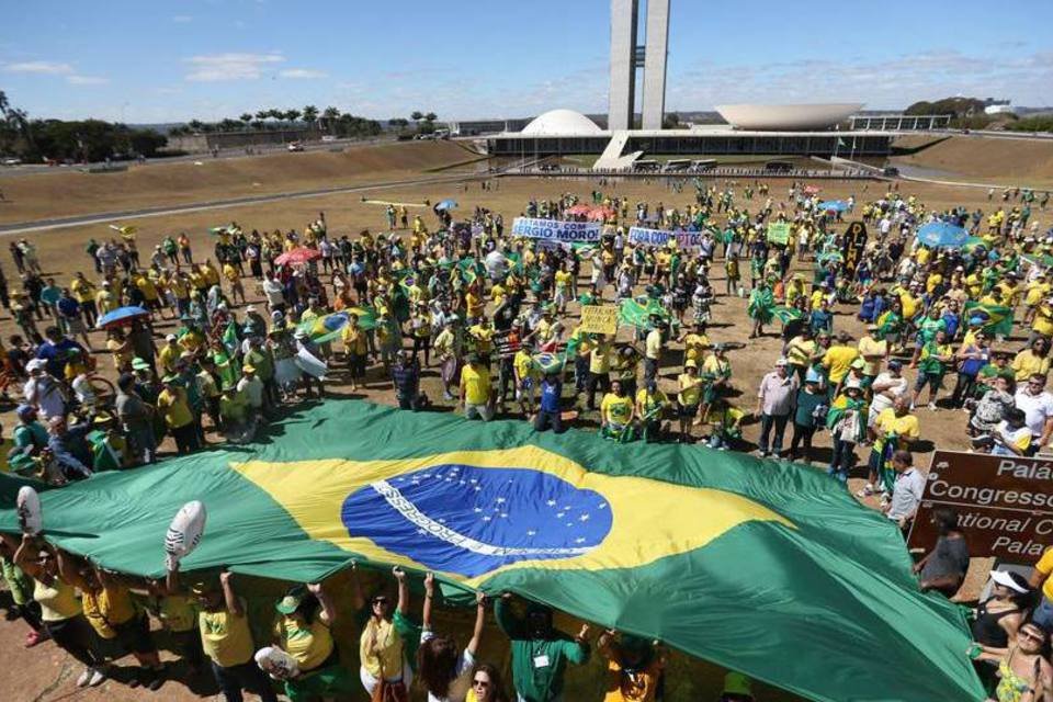 País tem atos contra e pró-impeachment esvaziados