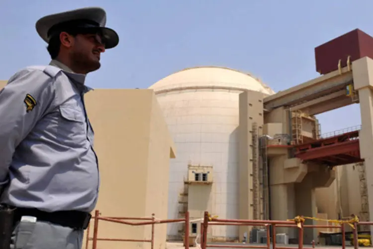 Policial monta guarda em frente do prédio do reator da usina nuclear de Bushehr, ao sul do Irã (IIPA/Getty Images)