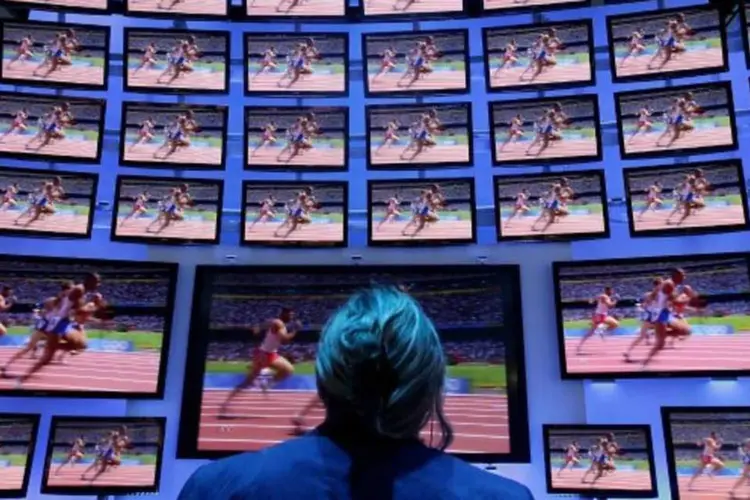 
	Mulher assistindo televis&atilde;o: a qualidade 8K &eacute; de um realismo in&eacute;dito
 (Getty Images/Sean Gallup)