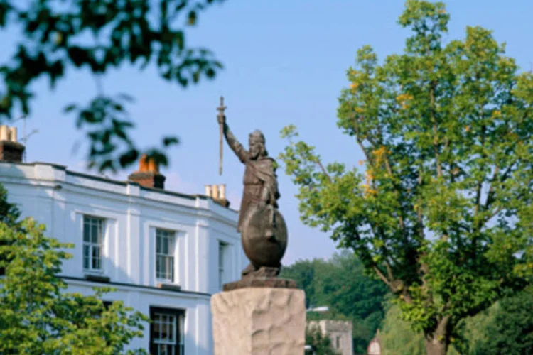 Estátua de rei Alfredo: monarca governou o reinado anglo-saxão de Wessex, uma área que cobria a maior parte do sul da Inglaterra, de 871 a 899 (Getty Images)
