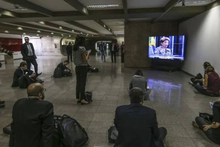 Jornalistas acompanham interrogatório de Dilma Rousseff nos corredores do Congresso (Agência Brasil)