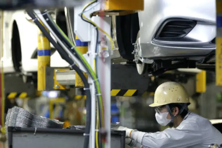 Operário trabalha na autoindústria de Tóquio: os embarques subiram 2%, enquanto os estoques avançaram 1,6%  (Kiyoshi Ota/Bloomberg/Bloomberg)