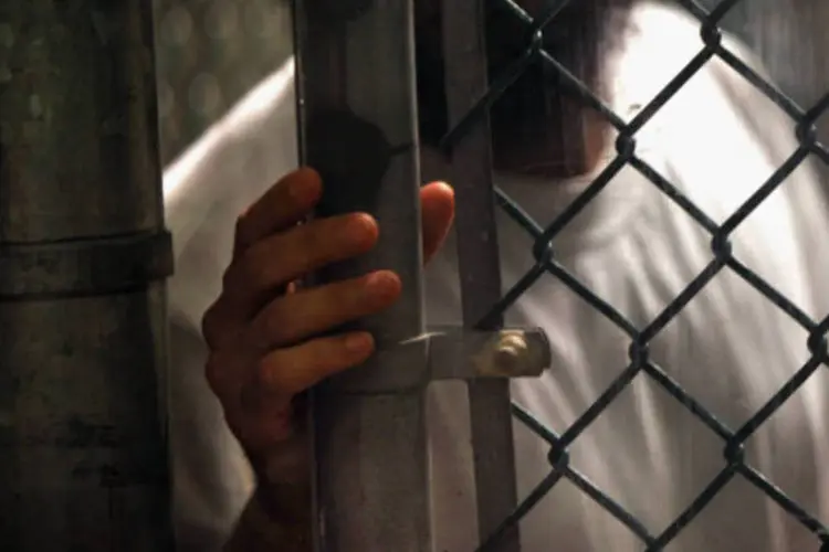 
	Detento em Guant&aacute;namo: doze anos ap&oacute;s sua abertura, o pres&iacute;dio, chamado de &quot;infame&quot;, &quot;buraco negro&quot; e &quot;pris&atilde;o suja&quot;, ainda tem 164 homens em suas celas
 (John Moore/Getty Images)