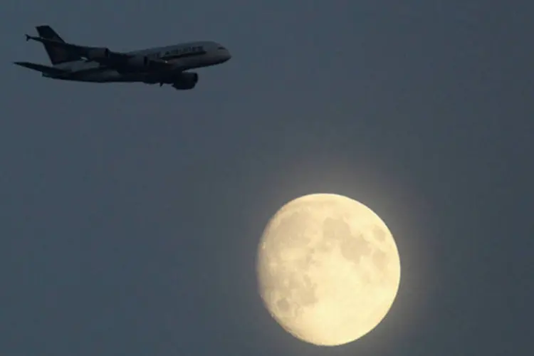 
	Avi&atilde;o voando no c&eacute;u de Londres: Rockwell fornece avi&ocirc;nicos e outros sistemas eletr&ocirc;nicos para avi&otilde;es
 (Richard Heathcote/Getty Images)