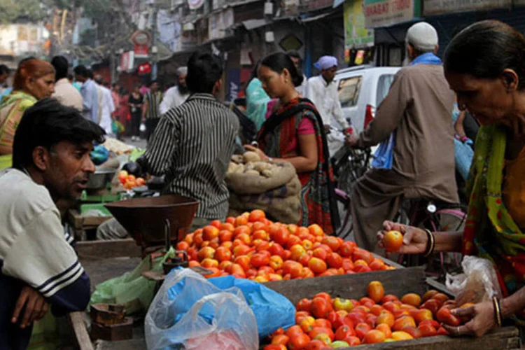 Mulher compra vegetais em feira na Índia: a inflação oscila em níveis acima da zona de conforto, impulsionado por um forte aumento dos preços dos alimentos (Dan Istitene/Getty Images)