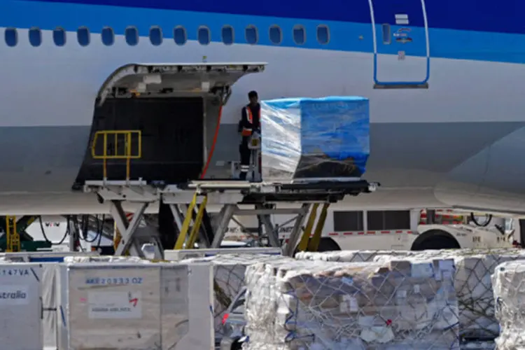 Avião é carregado no aeroporto internacional de Los Angeles, na Califórnia: crescimento em geral continuou fraco, disse a Iata (Kevork Djansezian/Getty Images)