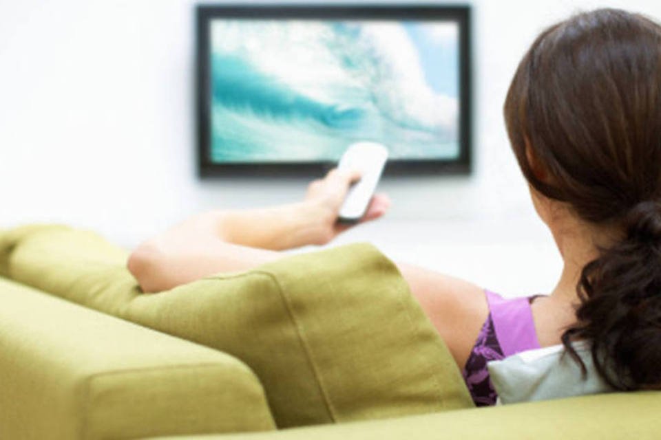 
	Mulher assiste &agrave; televis&atilde;o: na tela da TV, os moradores tiveram acesso &agrave;s ofertas de empregos da sua cidade, cursos de capacita&ccedil;&atilde;o e orienta&ccedil;&otilde;es para obten&ccedil;&atilde;o de documentos
 (.)