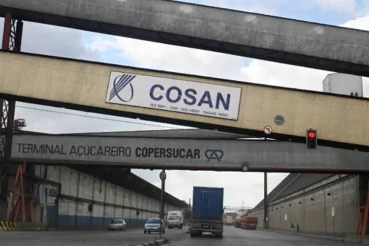 
	Cosan no Porto de Santos: o Cade decidiu por determinar a libera&ccedil;&atilde;o de espa&ccedil;o na ferrovia para concorrente da Cosan nos mercados de transporte
 (Andrew Harrer/Bloomberg News)