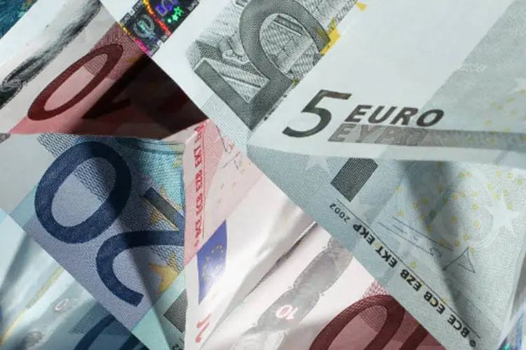 
	Euro:&nbsp;o pol&ecirc;mico plano internacional de resgate do Chipre, do qual o FMI participa, aparece como altamente arriscado, enquanto a It&aacute;lia segue sem poder formar um governo est&aacute;vel.
 (Dan Kitwood/Getty Images)