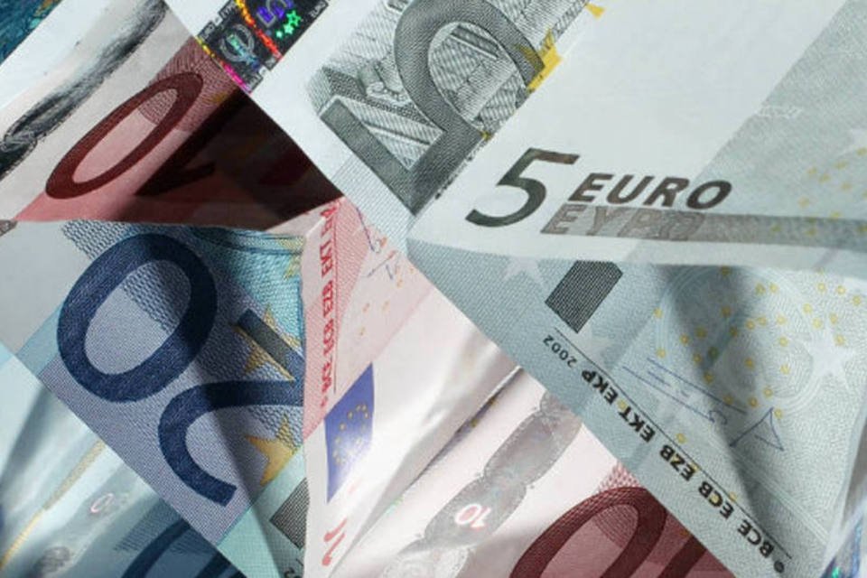 Euro cai com fatores técnicos e realização de lucros