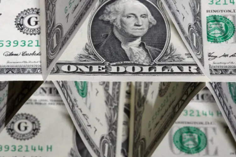 
	D&oacute;lar: moeda avan&ccedil;ava 0,58%, a R$2,4098 na venda; na sess&atilde;o anterior, a divisa subiu 2,46%, para 2,3960
 (Dan Kitwood/Getty Images)