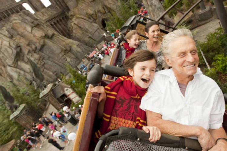 Michael Douglas e Catherine Zeta-Jones em uma das atrações do parque The Wizarding World of Harry Potter, da Universal (Matt Stroshane/Universal Studios via Getty Images)