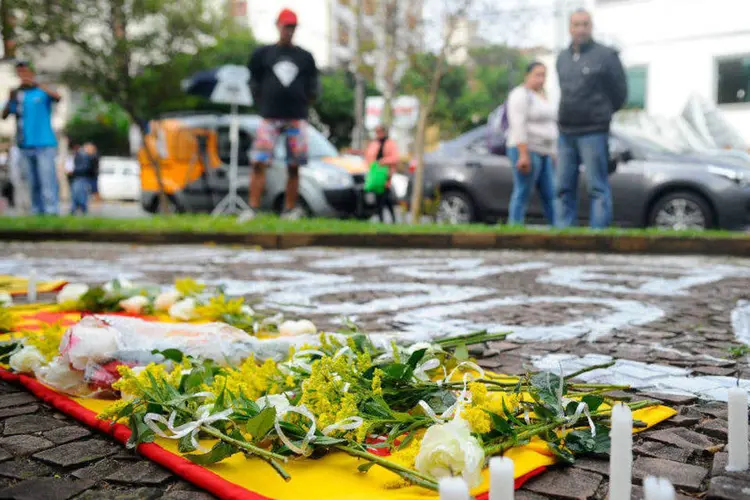 
	Velas e flores foram colocadas em local pr&oacute;ximo ao do acidente que matou Eduardo Campos
 (Tânia Rêgo/ Agência Brasil)