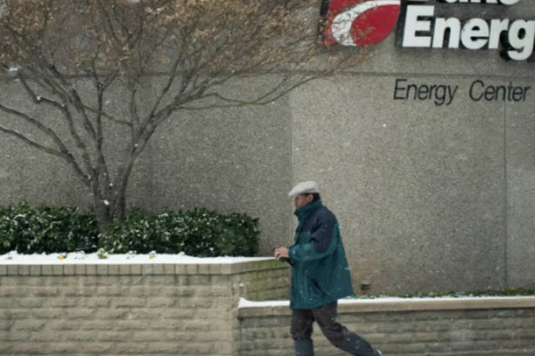 
	Duke Energy: empresa, que estimou lucro ajustado entre 4,45 e 4,60 d&oacute;lares por a&ccedil;&atilde;o para este ano, disse que o crescimento anual dos ganhos at&eacute; 2016 deve ficar entre 4 e 6 por cento
 (Davis Turner/Getty Images)