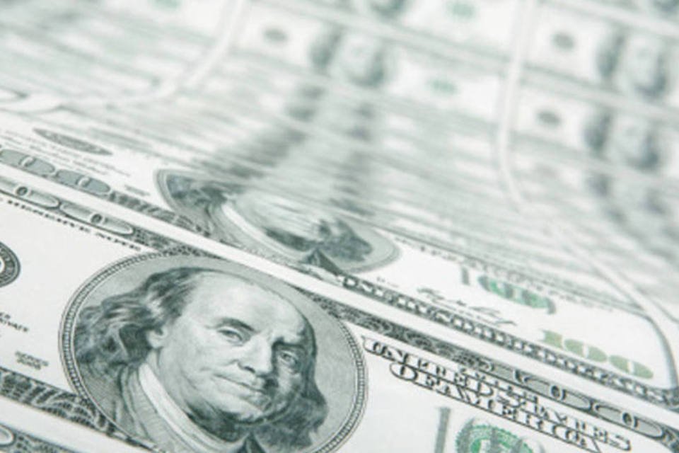 Dólar opera entre altas e baixas com fluxo e cautela pré-Fed
