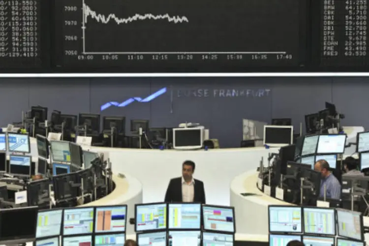 
	Bolsa alem&atilde; DAX: o &iacute;ndice DAX, na Alemanha, teve leve queda de 0,07, aos 9.196,08 pontos. Bons resultados do PMI alem&atilde;o ajudaram a aparar as perdas da sess&atilde;o
 (Hannelore Foerster/Bloomberg)