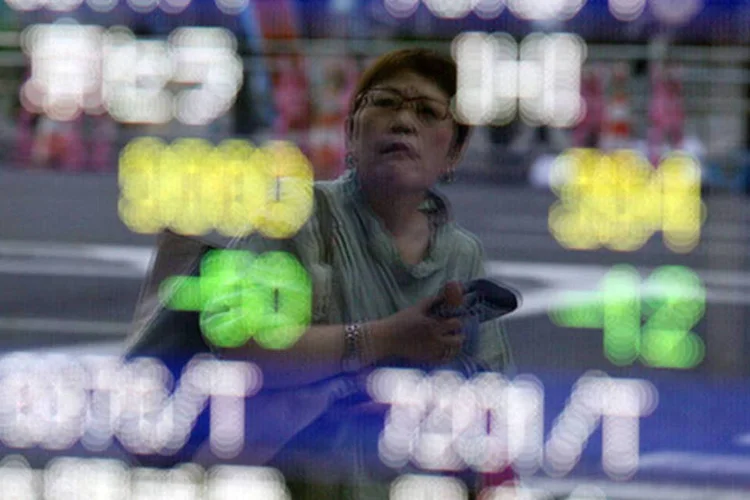 
	Bolsas asi&aacute;ticas: &agrave;s 8h02 (hor&aacute;rio de Bras&iacute;lia), o &iacute;ndice MSCI que re&uacute;ne a&ccedil;&otilde;es da regi&atilde;o &Aacute;sia-Pac&iacute;fico com exce&ccedil;&atilde;o do Jap&atilde;o ca&iacute;a 0,12 por cento
 (Junko Kimura/Bloomberg)