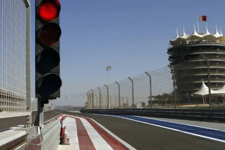 Luz vermelha do semáfaro no Autódromo Internacional do Bahrain em uma prova da Fórmula 1, em Manama (John Moore/Getty Images)
