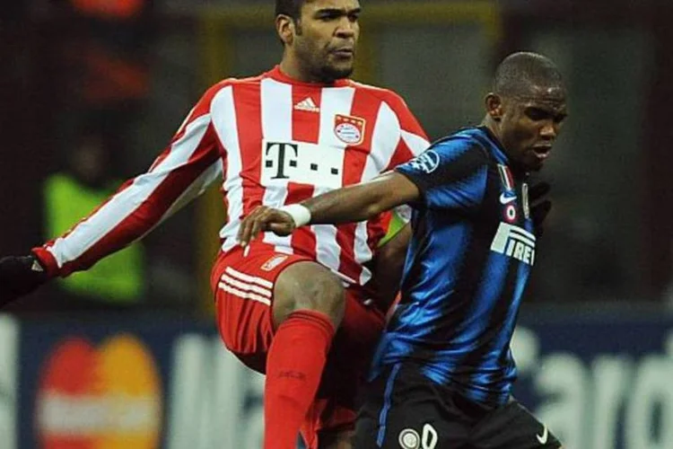 Breno disputando bola com Eto'o, da Inter de Milão: jogador foi condenado por incêndio em sua casa na Alemanha (Valerio Pennicino/Getty Images)