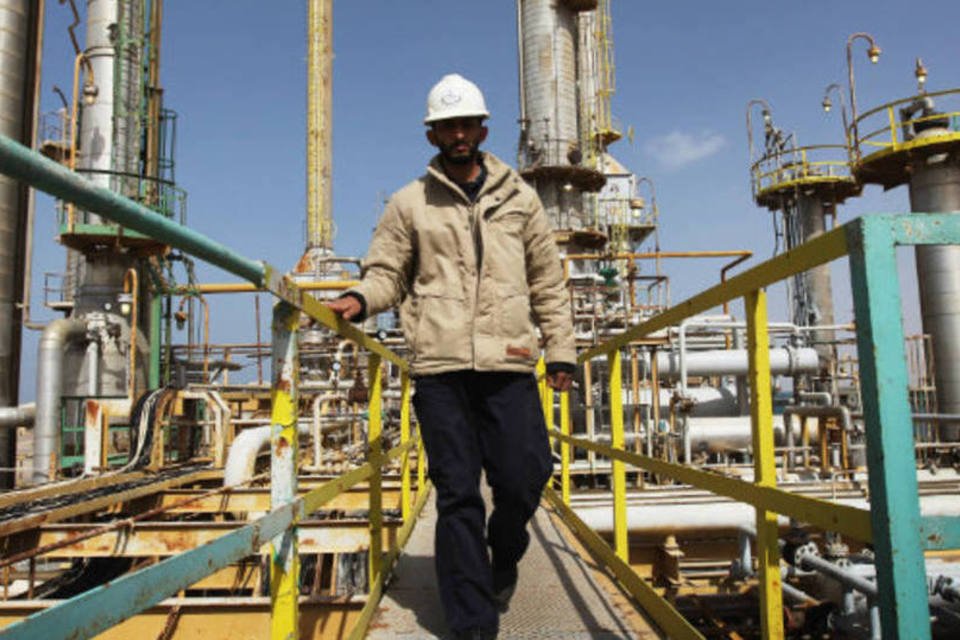 Produção de petróleo da Líbia cai pela metade